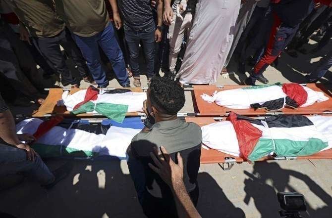 Palestinos participan en el funeral de la familia Abu Hatab en la ciudad de Gaza el 15 de mayo de 2021. (AFP)