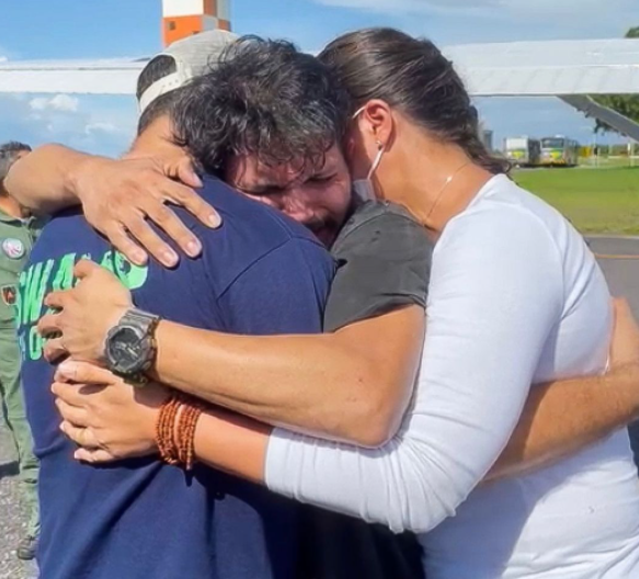 El piloto abraza a su familia tras su rescate. (Instagram)