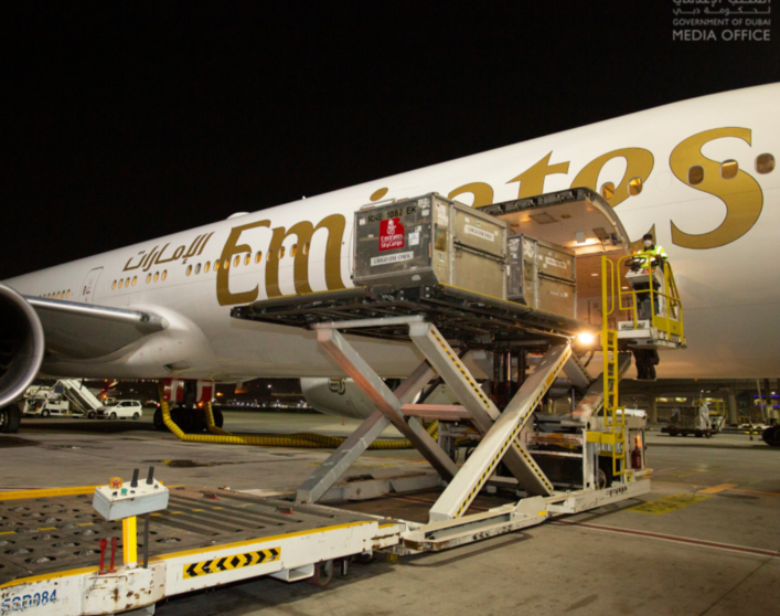 Dubai Media Office difundió imágenes de la llegada de la vacuna en avión de Emirates.