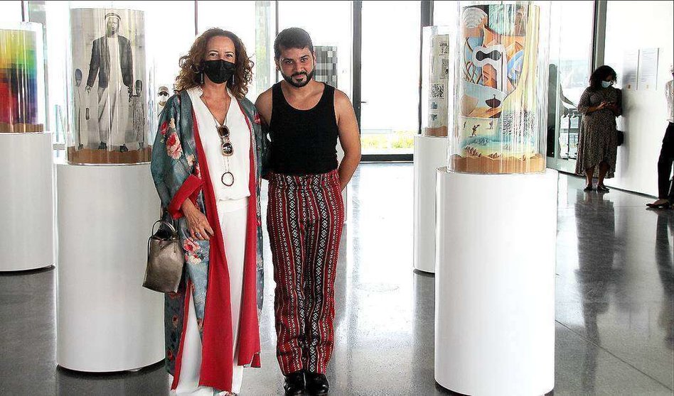 La artista María José Rodríguez Escolar y el bailaor y filósofo Fernando López, durante la inauguración de la exhibición 'El Viaje' en Dubai. (EL CORREO)