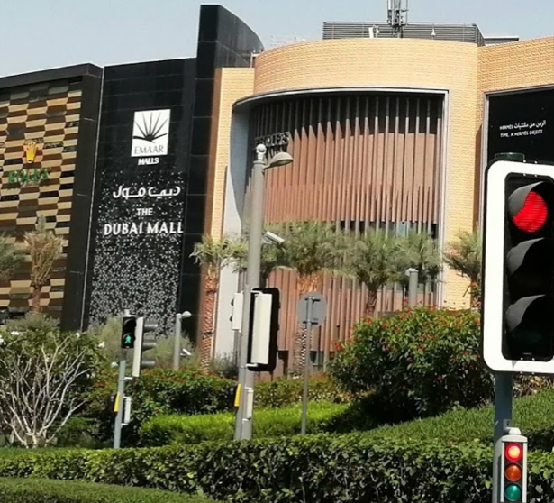 Un semáforo rojo en el centro de Dubai. (EL CORREO)