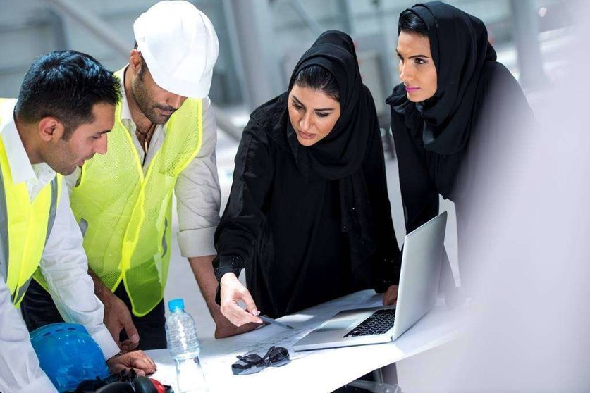 Mujeres emiratíes, en el desarrollo de su trabajo. (WAM)