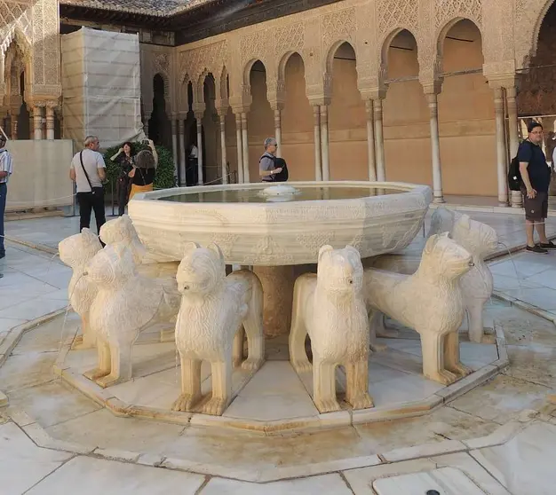 El Patio de los Leones en la Alhambra de Granada. (EL CORREO)