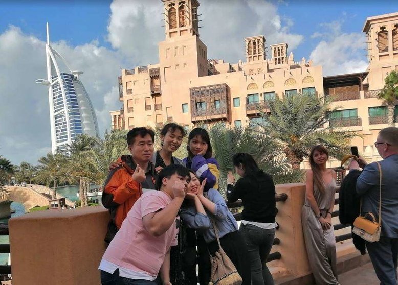 Un grupo de turistas en Dubai. (EL CORREO)
