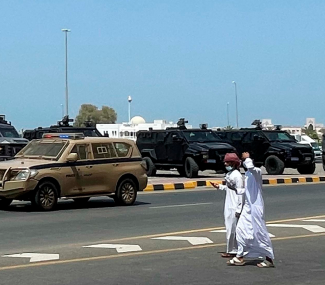 Policías antimotines en Sohar. (Twitter)