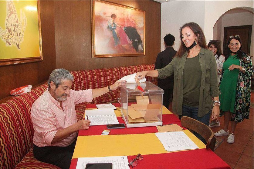 Española vota en la urna situada en el restaurante Seville's de Dubai durante las elecciones celebradas este viernes para el Consejo de Residentes en el Exterior de Emiratos Árabes. (Cedida)