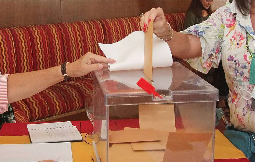 Española vota en Dubai durante las elecciones para el CRE del pasado viernes. (EL CORREO)