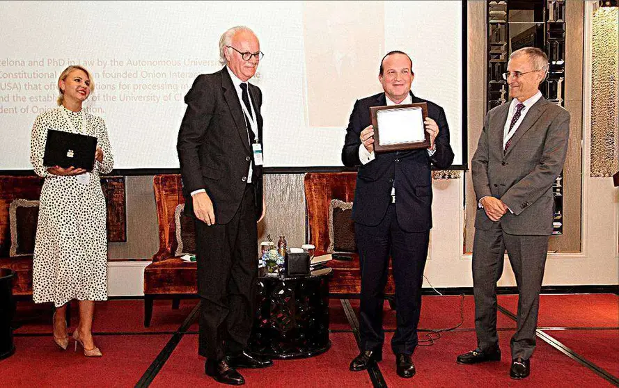 Raphael Nagel, fundador y presidente del Círculo Abrahámico de Negocios, en el instante de recibir la distinción. (Cedida)