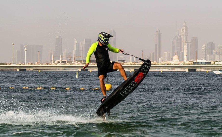 Un deportista en una playa de Dubai. (Fuente externa)