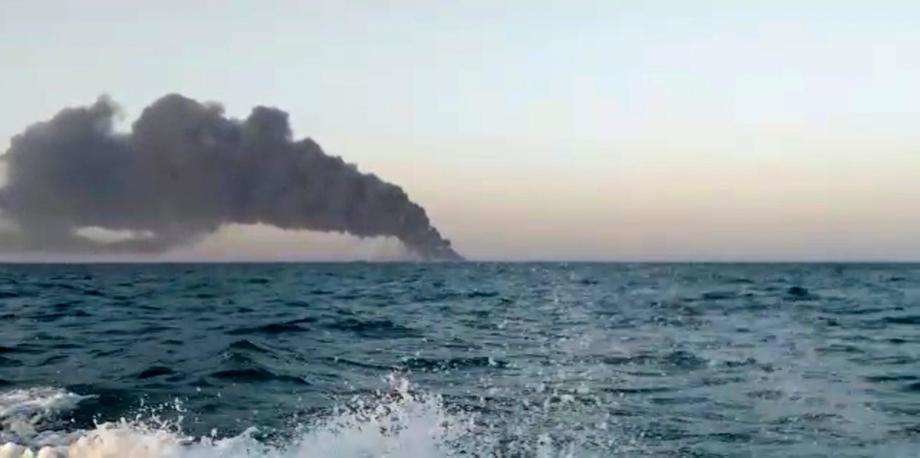Esta imagen tomada de un vídeo publicado el miércoles 2 de junio de 2021 por Asriran.com, muestra humo que se eleva desde el barco de apoyo de la armada de Irán Kharg en el Golfo de Omán. 