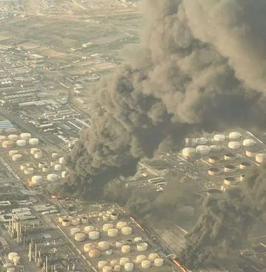 Humo tras el incendio en la refinería de Teherán. (Twitter)