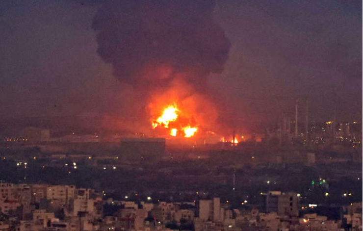 El fuego y el humo cubrieron la capital de Irán.