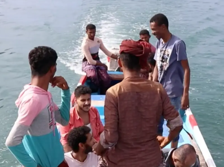 Algunos de los pescadores yemeníes que encontraron el tesoro. (Fuente externa)