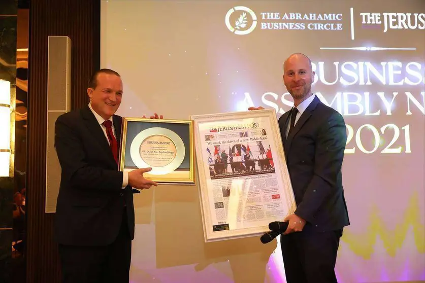 Raphael Nagel -izquierda- recibe el reconocimiento de The Jerusalem Post de manos de Yaakov Katz, editor jefe del periódico israelí. (Cedida)