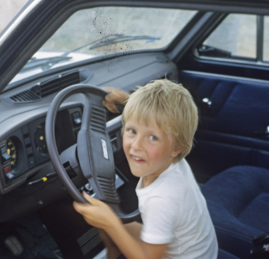 Un menor dentro de un coche. (Fuente externa)