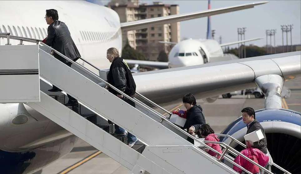 Pasajeros suben a un avión. (pxhere.com)