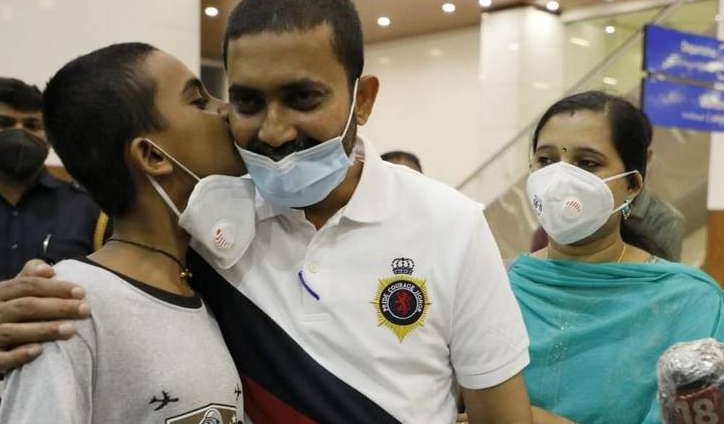 El expatriado junto a sus familiares en la India. (Fuente externa)