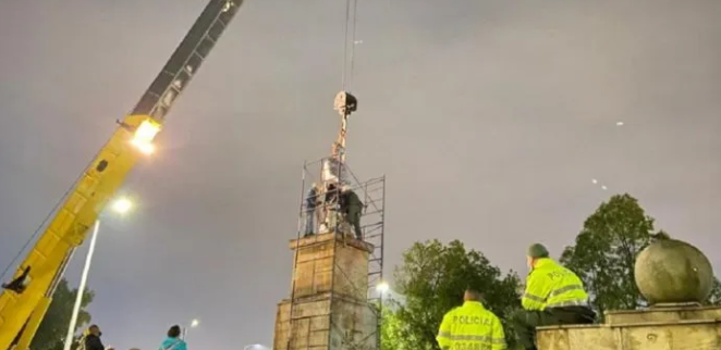 Estatua de Colón en Avda el Dorado de Bogotá. (Colprensa)