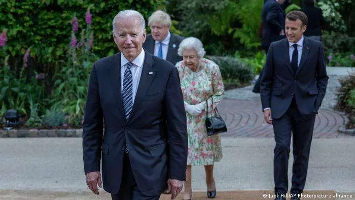 Joe Biden (frente), Boris Johnson (izq.) la Reina Isabel II (centro) y el presidente de Francia, Emmanuel Macron (der.)