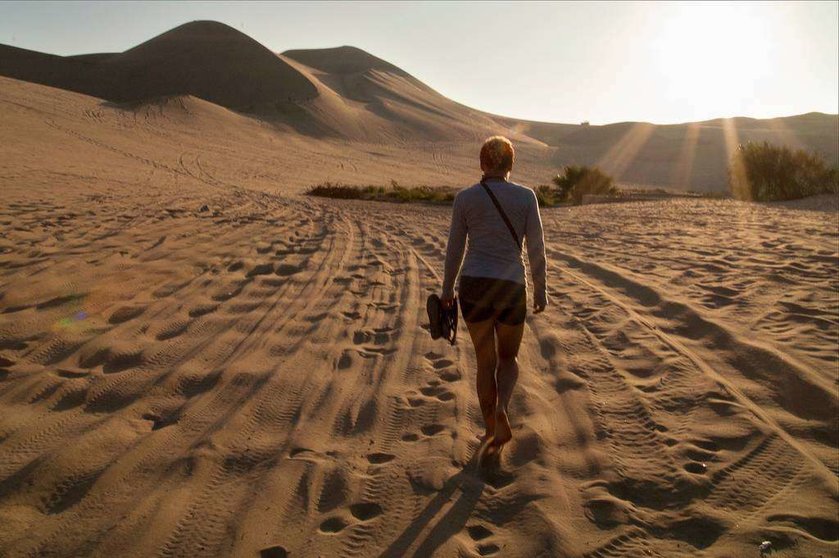 Mujer camina en solitario por el desierto. (pxhere.com)
