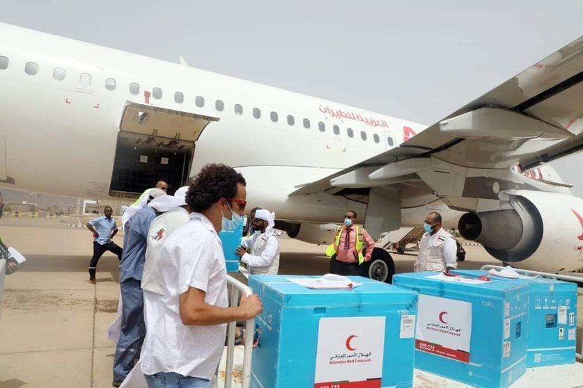 Las vacunas llegaron al aeropuerto de Socotra. (WAM)
