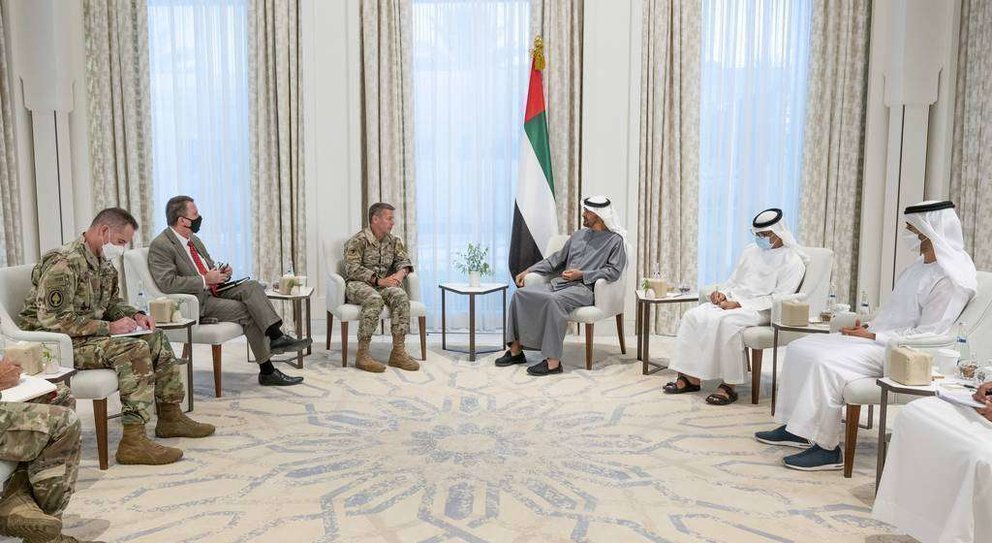 El príncipe heredero de Abu Dhabi junto al comandante estadounidense. (WAM)