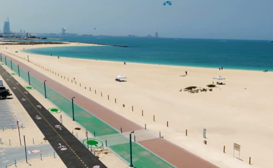 Dubai Media Office difundió imágenes del carril bici en la playa de Jumeirah.