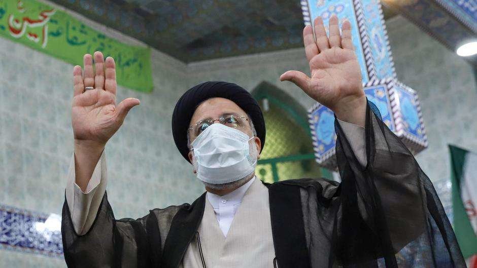 Ebrahim Raisi hace un gesto después de emitir su voto en las elecciones presidenciales de Irán el 18 de junio de 2021. (Fuente externa)
