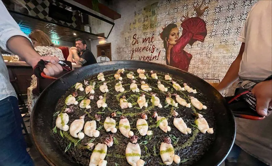 Impresionante paella negra con puntillitas servida en Lola Taberna. (EL CORREO)