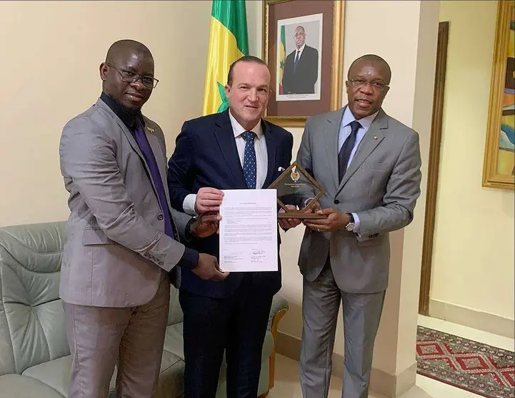 Raphael Nagel -en el centro- recibe de manos del embajador de Senegal en Abu Dhabi -derecha- el reconocimiento como Filántropo Distinguido 2021. (Cedida)