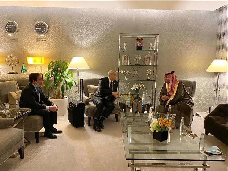 Nelson Chabén -en el centro-, durante la reunión que ha mantenido en el Ministerio de Relaciones Exteriores de Arabia Saudita nada más llegar como nuevo embajador de Uruguay a Riad. (Cedida)