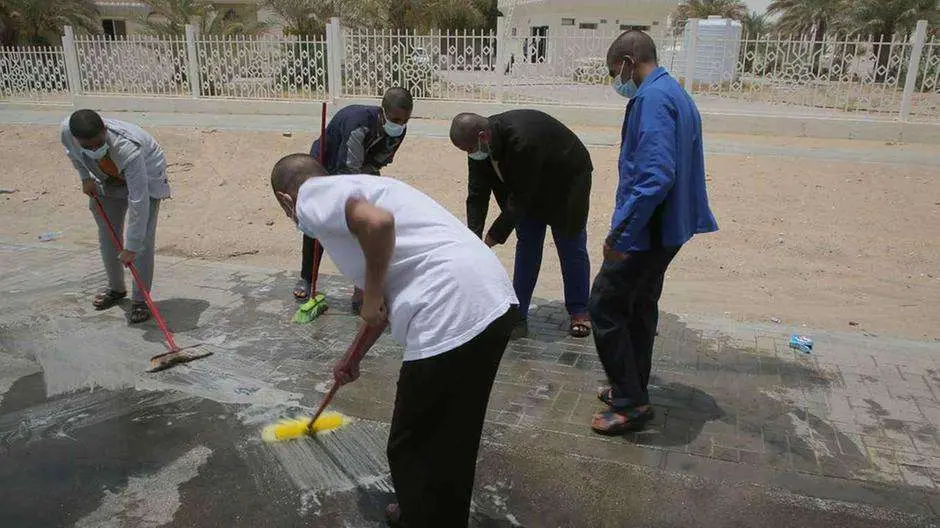 El Departamento Judicial de Abu Dhabi difundió esta imagen de los jóvenes barriendo.