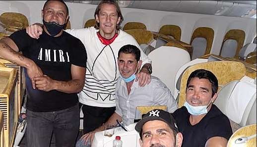 Los futbolistas, en primera clase del avión de Emirates. (Instagram)
