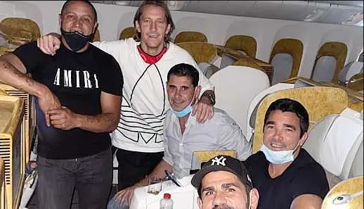 Los futbolistas, en primera clase del avión de Emirates. (Instagram)