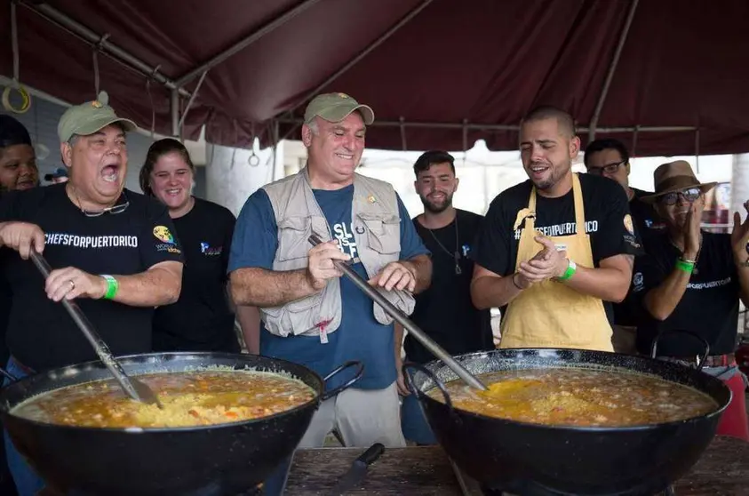 El chef José Andrés -en el centro-, durante un evento solidario. (Twitter)