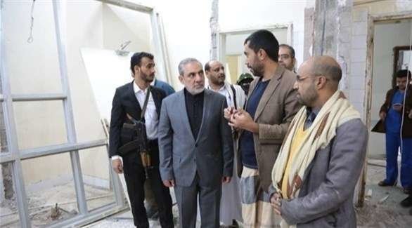 El mulá Hassam Erlo -en el centro-, representante de Irán en Yemen. (24.ae)