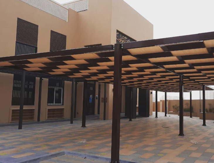 El patio de una mezquita en Dubai acondicionada para el verano. (Twitter)