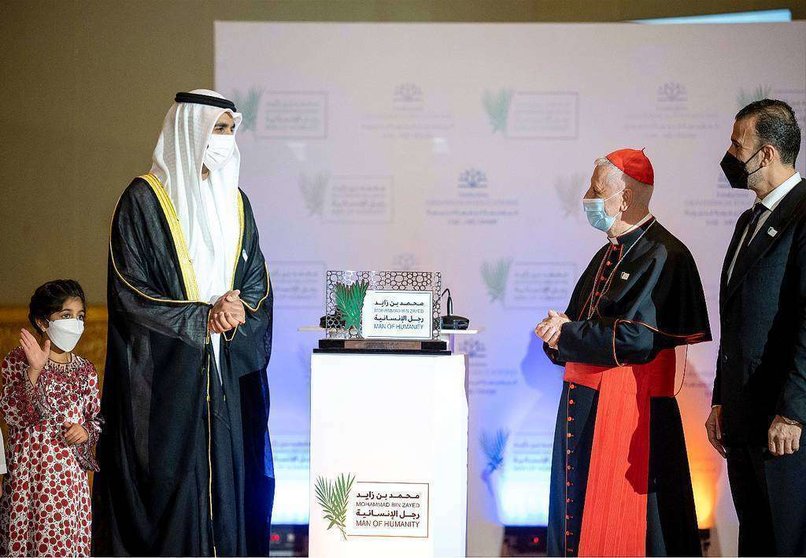 El jeque Shakhbout bin Nahyan bin Mubarak Al Nahyan recibe el reconocimiento en nombre del príncipe heredero de Abu Dhabi en el Emirates Palace. (WAM)