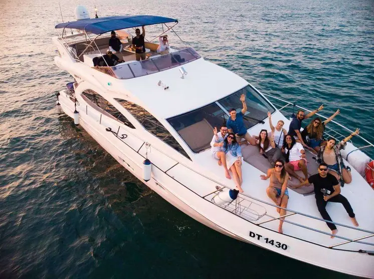 Navegar en Dubai en un yate de lujo es una experiencia especialmente inolvidable si se realiza junto a familiares y amigos. (Cedida)