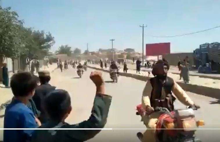 Imagen tomada de un vídeo que muestra a combatientes talibanes en motocicletas entrando en la ciudad de Qala-e-Nu, (@SaleemMehsud)