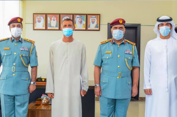 Los dos emiratíes homenajeados con miembros de la Policía de Sharjah. (Facebook)