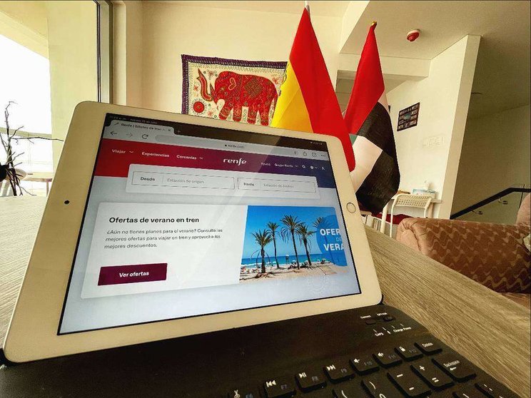 Web de Renfe abierta en una tableta en un domicilio de españoles en Emiratos Árabes. (EL CORREO)