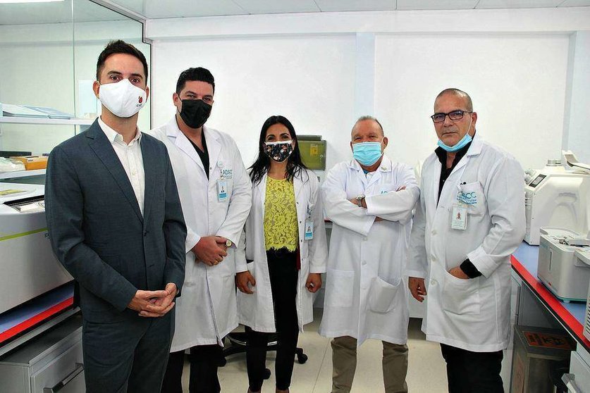  De izquierda a derecha, el diplomático español Jaime Iglesias junto a los doctores Yandy Castillo, Gina Torres, René Antonio Rivero y Antonio Bencomo, en el laboratorio del Centro de Células Madre de Abu Dhabi.