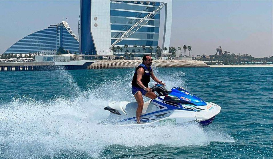 Un turista pasea en moto acuática ante el Burj Al Arab en Dubai. (WAM)