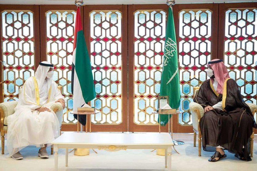 El príncipe heredero de Abu Dhabi (izquierda) junto al príncipe heredero saudí. (WAM)