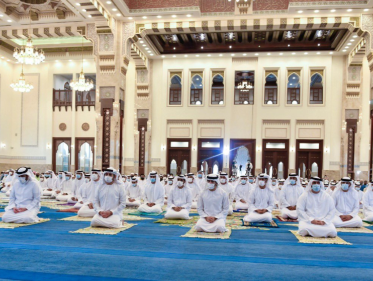 En la imagen, el príncipe heredero de Dubai en la mezquita jeque Rashid bin Saeed en el área de Zabeel. (Twitter)