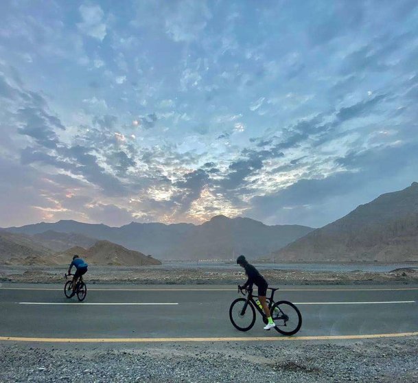 Dos ciclistas en Emiratos Árabes. (María Pirén Enciso)