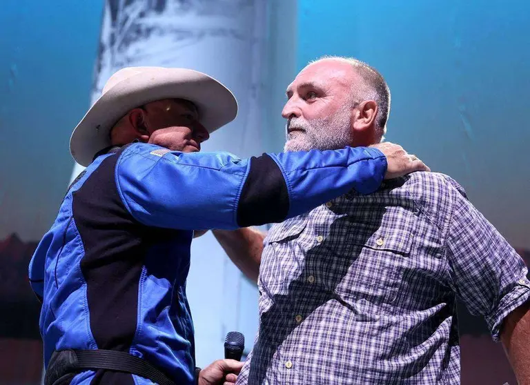 En la foto de AFP, Jeff Bezos abraza al chef español José Andrés.