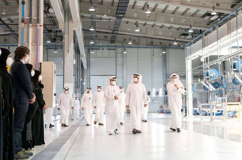 El jeque Mohamed bin Zayed Al Nahyan, príncipe heredero de Abu Dhabi, durante una visita a un centro dedicado a la lucha contra el coronavirus. (WAM)
