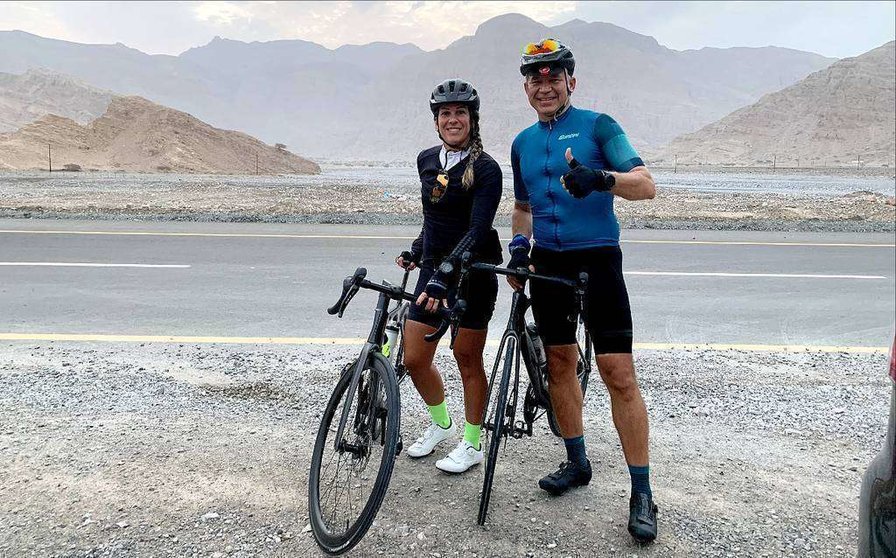 Los dos ciclistas venezolanos antes de comenzar el ascenso a Jebel Jais. (EL CORREO)